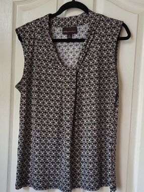 Dana Buchman Black & White Geometric V-Neck Sleeveless Top